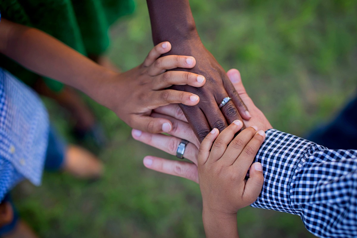 hands_life_swirl_interracial_family_rosy_chocolate_love_family-1202956.jpg!d.jpg